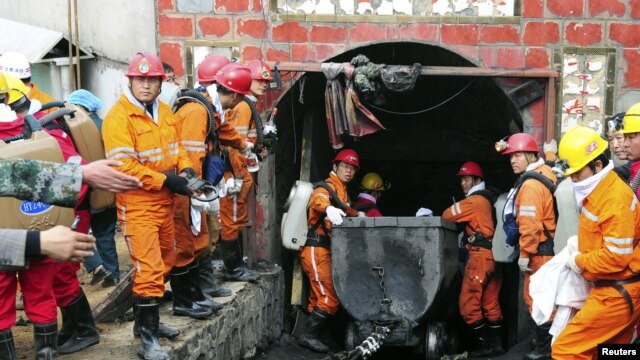 Lực lượng cứu hộ tại mỏ than kéo một cỗ xe ra khỏi một mỏ than trong tỉnh Quý Châu sau vụ nổ.