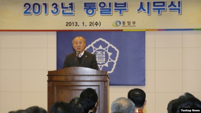 2일 한국 서울 세종로 정부 청사에서 열린 통일부 시무식에서 인사말을 하는  류우익 통일부장관. (자료사진)