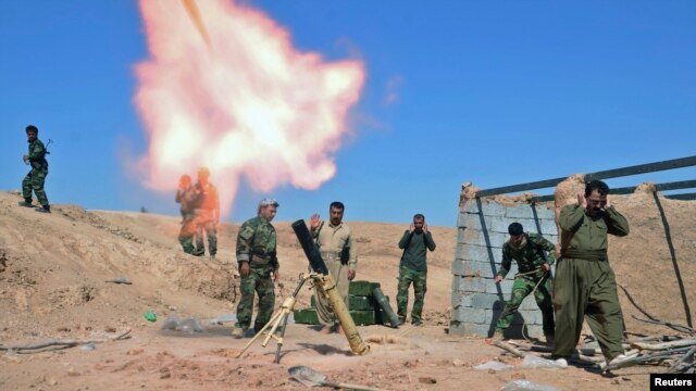 Lực lượng Peshmerga của người Kurd bắn súng cối trong cuộc đụng độ với các tay súng Nhà nước Hồi giáo trong khu vực al-Zerga gần thành phố Tikrit, Iraq.