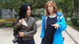 Mehveş Evin (rast) û peyamnêra Dengê Amerîka Hatice Kamer. 
