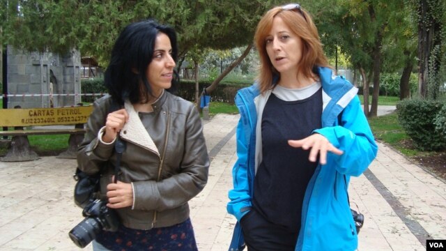 Mehveş Evin (rast) û peyamnêra Dengê Amerîka Hatice Kamer. 