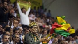 Piştevanên Partîya Aştî û Demokrasîyê (BDP) di kongreya partîya xwe de, rengên kesk û sor û zer bilind dikin. Enqere, Îlon, 4, 2011