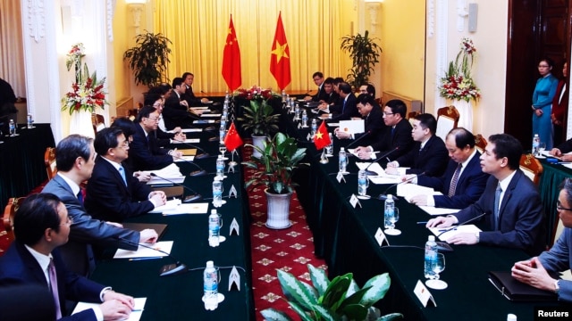 Quang cảnh cuộc gặp iữa  Ủy viên Quốc vụ viện Trung Quốc Dương Khiết Trì với Phó Thủ tướng-Ngoại trưởng Việt Nam Phạm Bình Minh tại Hà Nội, ngày 18/6/2014.