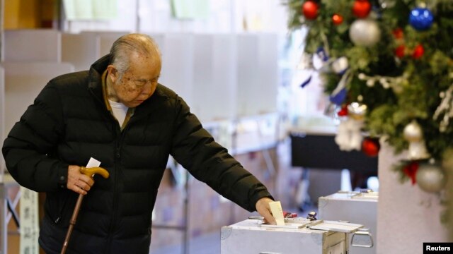 Một người đi bỏ phiếu trong cuộc bầu cử hạ viện ở Tokyo, ngày 14 tháng 12, 2014.