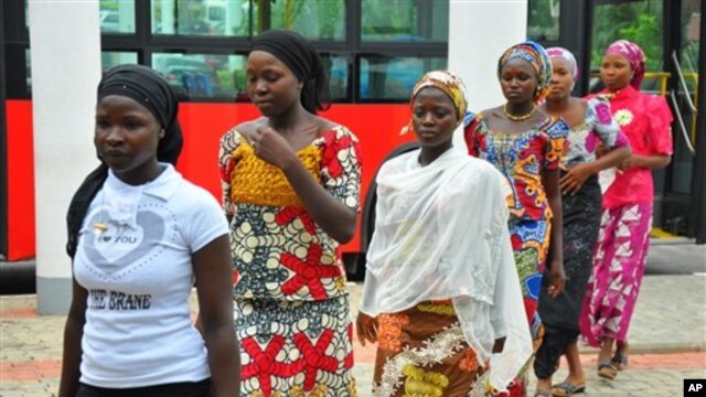 Các nữ sinh thoát khỏi nhóm chủ chiến Boko Haram đến gặp Tổng thống Nigeria Goodluck Jonathan tại Abuja, Nigeria, ngày 22/7/2014.