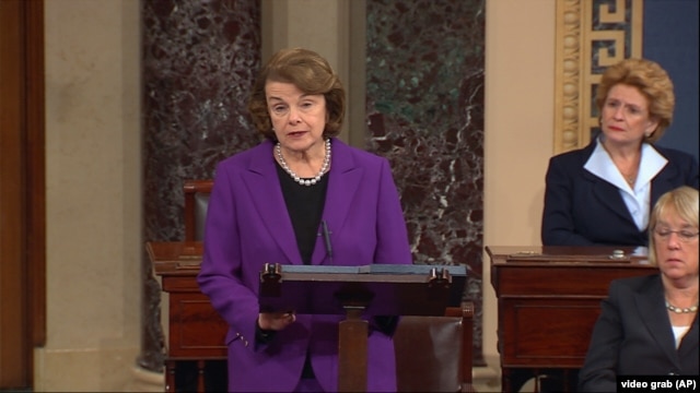 La prÃ©sidente du ComitÃ© du renseignement du SÃ©nat, la SÃ©natrice dÃ©mocrate de la Californie Dianne Feinstein, , Ã  gauche, parle sur le plancher du SÃ©nat au Capitole Ã  Washington, mardi 9 dÃ©cembre 2014.