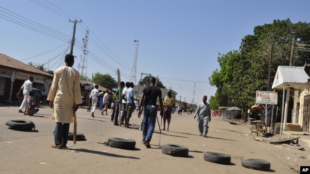 Các chướng ngại vật được đặt trên đường sau vụ nổ bom tại khu chợ ở Maiduguri, Nigeria, 1/12/14