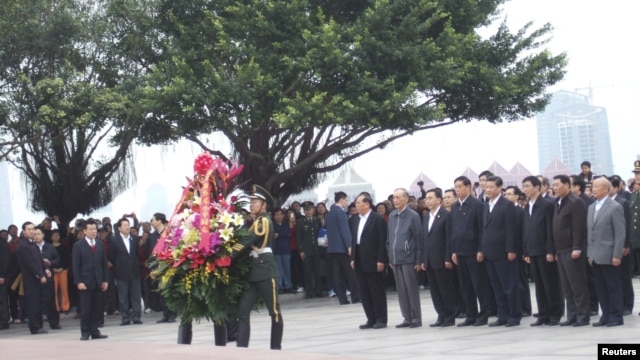 大公网发布的照片显示2012年习近平（右起第四人）在深圳莲花山邓小平青铜像前参加纪念邓小平仪式