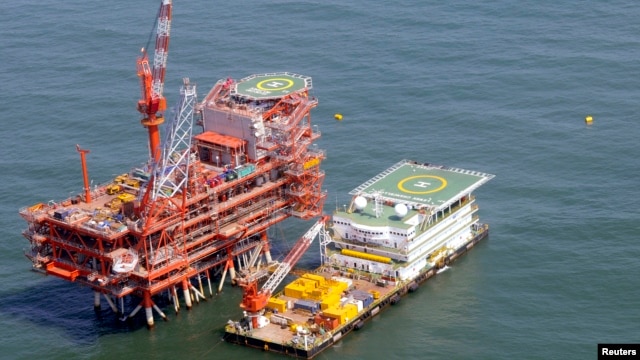 Nơi khai thác dầu thô của Ấn Độ ở vịnh Bengal. Mặc dù không nêu đích danh Ấn Độ, nhưng Bắc kinh lâu nay phản đối hợp đồng khai thác dầu khí của New Delhi với Hà Nội.