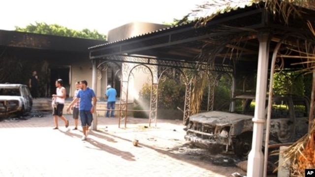 Des Libyens se promènent sur la cour intérieure du consulat américain à Benghazi le 12 septembre 2012