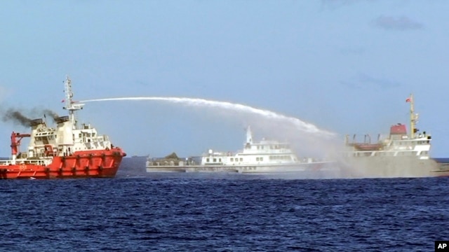 Tàu Trung Quốc dùng vòi ròng tấn công tàu Việt Nam