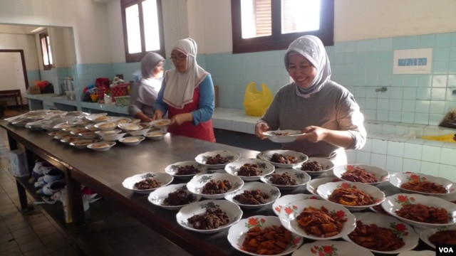 Women prepare several different types of rendang, a traditional spicy curry, for a rendang tasting on August 4. (VOA - S. Schonhardt)