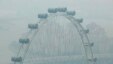 Singapura tertutup polusi asap yang disebabkan oleh kebakaran hutan di Sumatera (17/6). Menurut laporan media setempat, pengukur kualitas udara Singapura 'Pollutant Standards Index (PSI)' menunjukkan angka 111 pada jam empat sore (waktu Singapura).