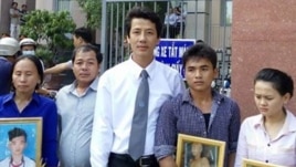 Luật sư Võ An Đôn (giữa) với gia đình em Tu Ngọc Thạch sau khi kết thúc phiên tòa (24/3/2015)