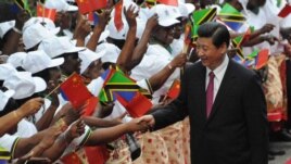 Le président chinois Xi Jinping (à dr.) a précédé de plusieurs mois Barack Obama en Tanzanie   