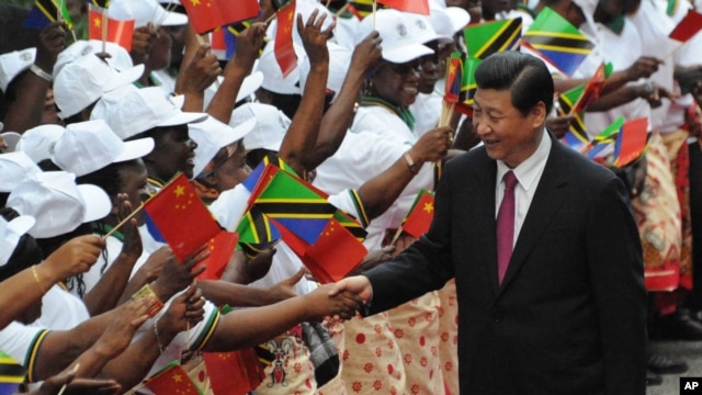 Le président chinois Xi Jinping (à dr.) a précédé de plusieurs mois Barack Obama en Tanzanie   