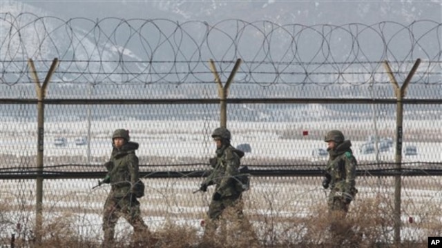 Binh sĩ Nam Triều Tiên tuần tra dọc hàng rào kẽm gai gần khu phi quân sự Panmunjom ở Paju, ngày 14/2/2013.