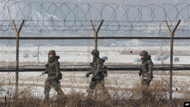 북한의 3차 핵실험 직후인 지난 14일 판문점 인근 지역을 순찰하는 한국군 병사. (자료사진)