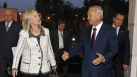 Amerika Davlat kotibasi Xillari Klinton Toshkentda prezident Islom Karimov bilan ko'rishmoqda, 22-oktabr, 2011-yil.