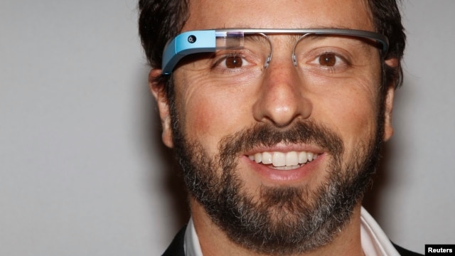 El cofundador de la compañía Sergey Brin prueba las gafas 'inteligentes' de Google.