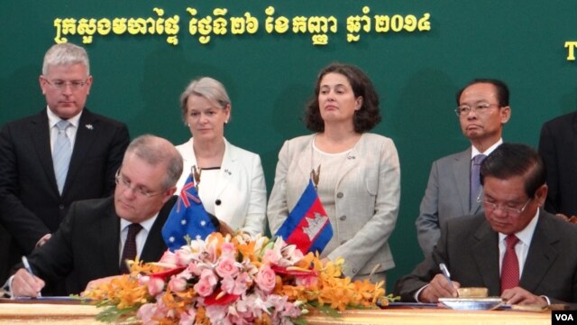 Bộ trưởng Bộ Nội vụ Campuchia Sar Kheng và Bộ trưởng Bộ Di trú Australia ký thỏa thuận về việc tái định cư người tị nạn ở Campuchia, 26/9/14