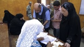 Votantes en un centro de votación en Cairo, durante el comienzo de las elecciones presidenciales, el miércoles 23 de mayo de 2012.