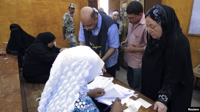 Votantes en un centro de votación en Cairo, durante el comienzo de las elecciones presidenciales, el miércoles 23 de mayo de 2012.