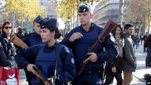 Cảnhh sát Pháp tuần tra tại thủ đô Paris, ngày 15/11/2015.