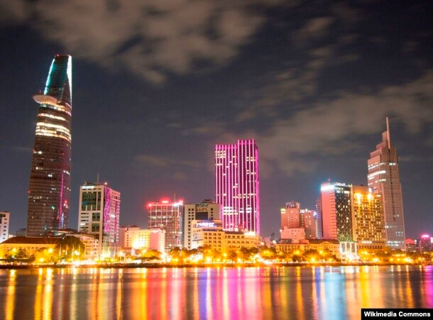Khu trung tâm thành phố Hồ Chí Minh, nhìn từ phía quận 2 ban đêm