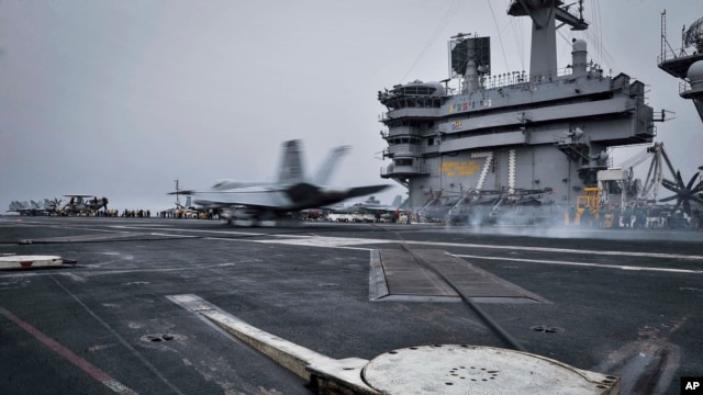 EE.UU. movilizó un portaaviones ala región para mantener el tráfico marítimo cerca de Yemen.