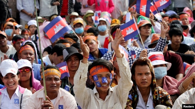 Supporters of the opposition Cambodia National Rescue Party (CNRP) with the national flags gather during a protest at the Freedom Park in central Phnom Penh, Oct. 23, 2013. 