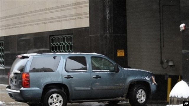 A vehicle enters the garage at Federal Courthouse in Detroit before a hearing for Nigerian bombing suspect Umar Farouk Abdulmutallab, 08 Jan 2010