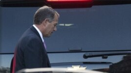 Prezidan Chanm Depite Ameriken an, John Boehner, reprezantan Eta Ohio, k ap kite Mezon Blanch la nan Washington apre yon chita-pale "tout pòt fèmen" ak prezidan Barack Obama e ak lòt lidè Kongrè a pou diskite sou tèm yon akò pou evite falèz fiskal la 28 Desanm 2012.
