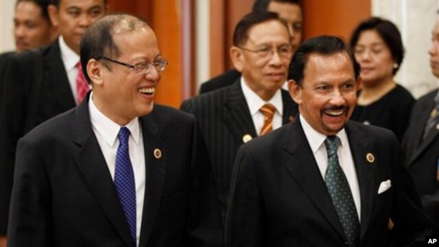 Quốc vương Brunei Hassanal Bolkiah (phải) và Tổng thống Philippines Benigno Aquino III đến dự hội nghị thượng đỉnh ASEAN lần thứ 9 tại thủ đô Bandar Seri Begawan của Brunei, thứ Năm ngày 25 tháng 4.