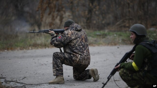 Các chiến binh tình nguyện Ukraine ở làng Peski gần Donetsk, miền đông Ukraine, 12/11/2014.