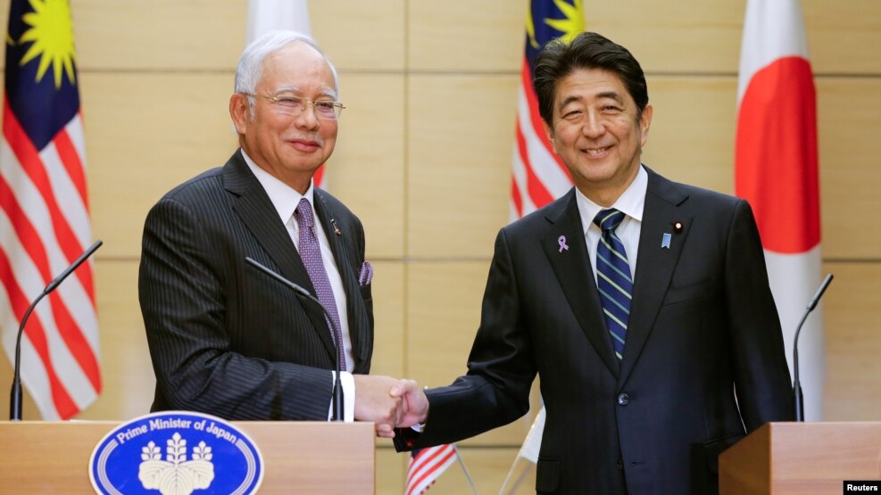 Thủ tướng Malaysia Najib Razak bắt tay Thủ tướng Nhật Bản Shinzo Abe sau buổi họp báo chung ở Tokyo, ngày 16 tháng 11 năm 2016.