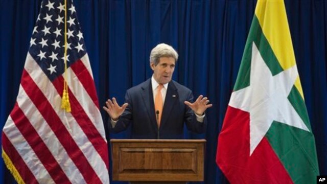 အေမရိကန္ႏိုင္ငံျခားေရးဝန္ႀကီး John Kerry အေရွ႕ေတာင္အာရွ ႏုိင္ငံျခားေရးဝန္ႀကီးမ်ား အစည္းအေဝးမွာ တက္ေရာက္စကားေျပာၾကားစဥ္။ (ၾသဂုတ္ ၁၀၊ ၁၄)