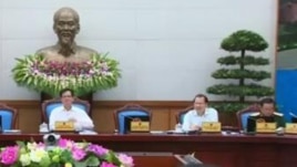 Tổng tham mưu trưởng quân đội Việt Nam Đỗ Bá Tỵ (ngoài cùng bên phải) gồi ở vị trí của Bộ trưởng Quốc phòng Việt Nam Phùng Quang Thanh trong đoạn clip về phiên họp thường kỳ của chính phủ