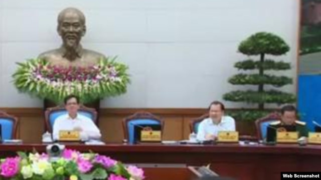 Tổng tham mưu trưởng quân đội Việt Nam Đỗ Bá Tỵ (ngoài cùng bên phải) gồi ở vị trí của Bộ trưởng Quốc phòng Việt Nam Phùng Quang Thanh trong đoạn clip về phiên họp thường kỳ của chính phủ