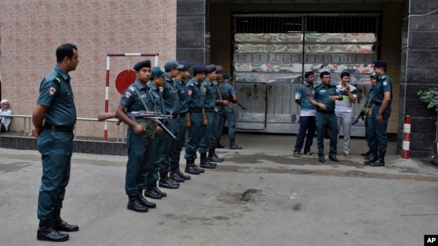 Cảnh sát Bangladesh đứng gác bên ngoài nhà tù ở Dhaka, Bangladesh, ngày 12/6/2016.