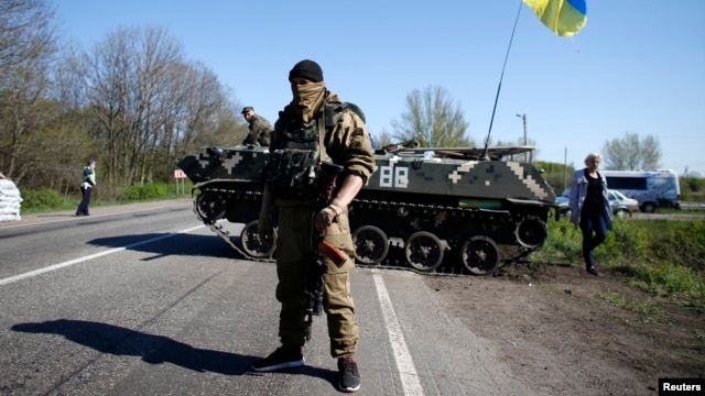 Binh sĩ Ukraine đứng gác tại một chốt kiểm soát ở Malinivka, miền đông Ukraine 24/4/14