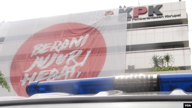 KPK cekal Menpora Andi Mallarangeng sebagai upaya lanjut penyidikan kasus Hambalang (Foto:VOA/Andylala)