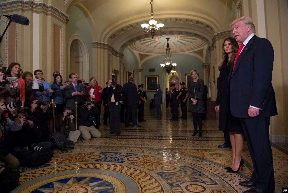 2016年11月10日，美國候任總統川普和夫人在國會會見參議院多數黨領袖麥康奈爾後，對記者發表談話