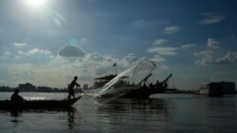 Một ngư dân đánh cá trên sông Mekong gần Phnom Penh, Campuchia. Hình minh họa.