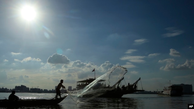 រូបឯកសារ៖ អ្នកនេសាទម្នាក់បង់សំណាញ់នៅក្បែរសាឡាងមួយ នៅលើទន្លេមេគង្គក្បែររាជធានីភ្នំពេញ នៅថ្ងៃអង្គារ ទី១ ខែធ្នូ ឆ្នាំ២០១៥។