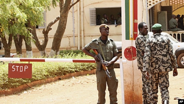 Malian junta soldiers stand guard at their headquarters in Kati, outside Mali's capital Bamako, April 1, 2012.