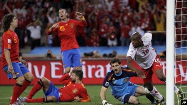Switzerland's Gelson Fernandes (center) celebrates after scoring against  Spain in Durban, 16 jun 2010