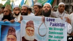 Người Pakistan biểu tình lên án vụ hành quyết lãnh đạo Hồi giáo Bangladesh Motiur Rahman Nizami, ngày 11/5/2016. Ông Nizami bị xử tử vì những tội ác phạm phải trong cuộc chiến tranh giành độc lập từ Pakistan vào năm 1971.