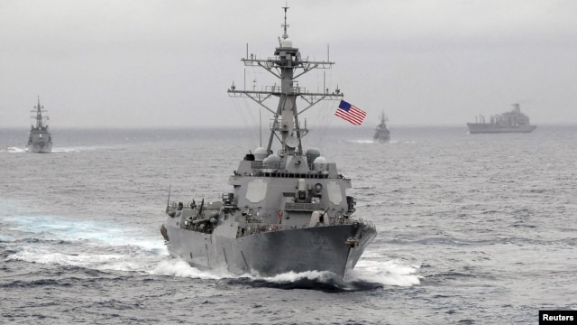 Mỹ đã phái khu trục hạm USS Lassen tiến gần khu vực trong phạm vi 12 hải lý cách một bãi đá mà Trung Quốc chiếm đóng và tuyên bố chủ quyền ngày 27/10/2015.