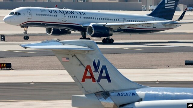 Phi cơ của US Airways và American Airlines trong sân bay quốc tế ở Sky Harbor ở Phoenix, Arizona